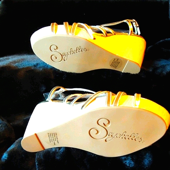 Seychelles Gorgeous Wedge Lite Gold Sandal - Picture 4 of 4
